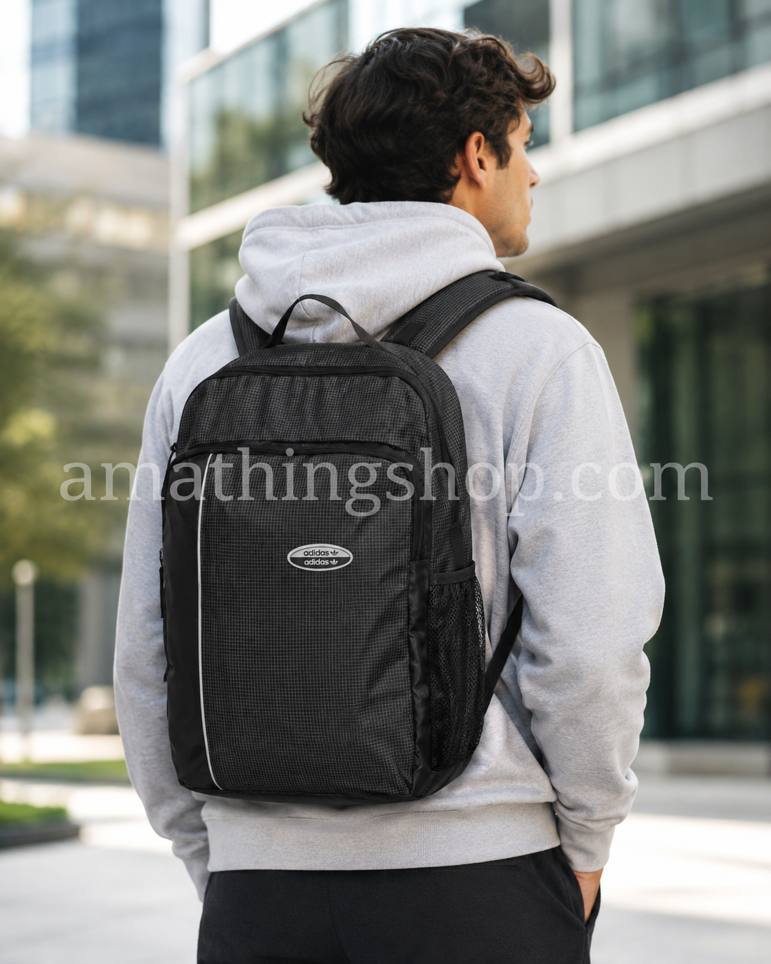 Mochila Adidas Originals RYV negra 29L en uso urbano, ideal para universidad, trabajo, gimnasio y viajes cortos. Diseño unisex con gran capacidad, bolsillo lateral y estilo deportivo para llevar lo esencial cada día.