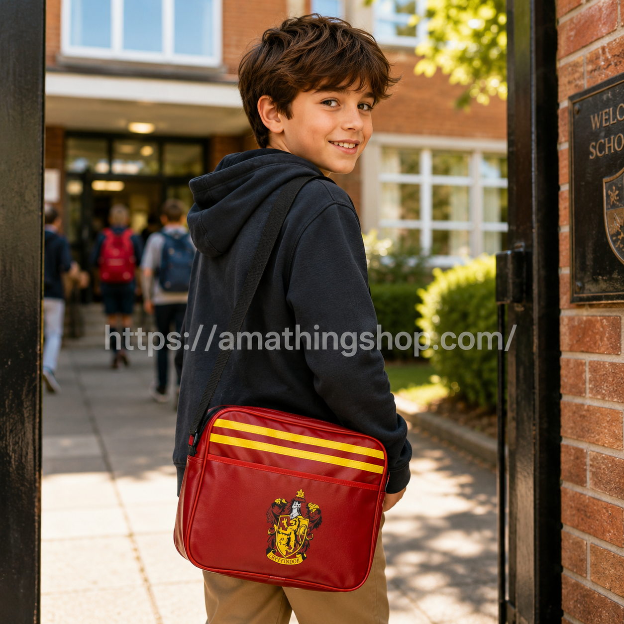 Niño entrando al colegio con bandolera roja estilo Harry Potter Gryffindor