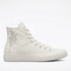 zapatillas-converse-blancas-caña-alta-bordado-lateral Vista lateral derecha de zapatilla Converse blanca de caña alta con bordado floral gris en el talón, fondo blanco limpio para catálogo.