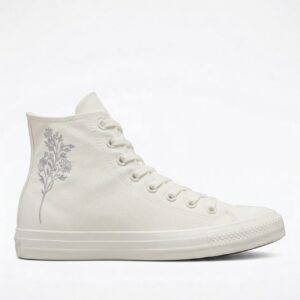 Vista lateral derecha de zapatilla Converse blanca de caña alta con bordado floral gris en el talón, fondo blanco limpio para catálogo.