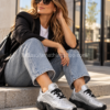 Mujer con adidas Falcon Allluxe W FV4491 plateadas combinadas con vaqueros y look casual urbano
