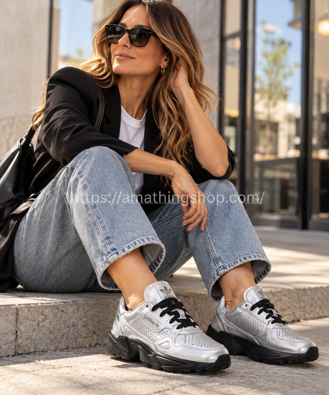 Mujer con adidas Falcon Allluxe W FV4491 plateadas combinadas con vaqueros y look casual urbano