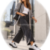 Mujer con zapatillas adidas Falcon Allluxe FV4491 plateadas en look urbano casual
