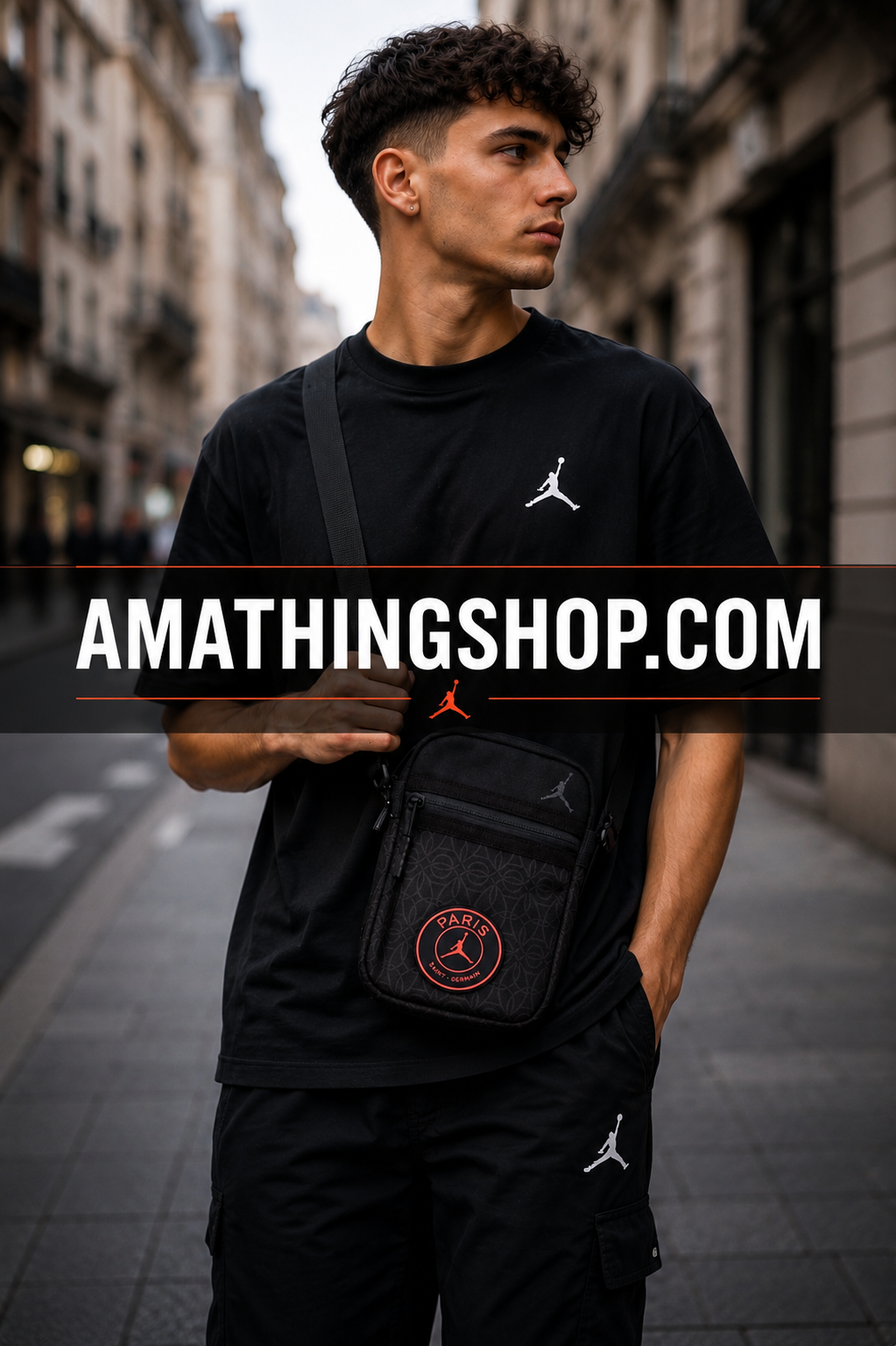 Hombre usando bandolera Jordan PSG negra estilo urbano en calle europea con look streetwear moderno.