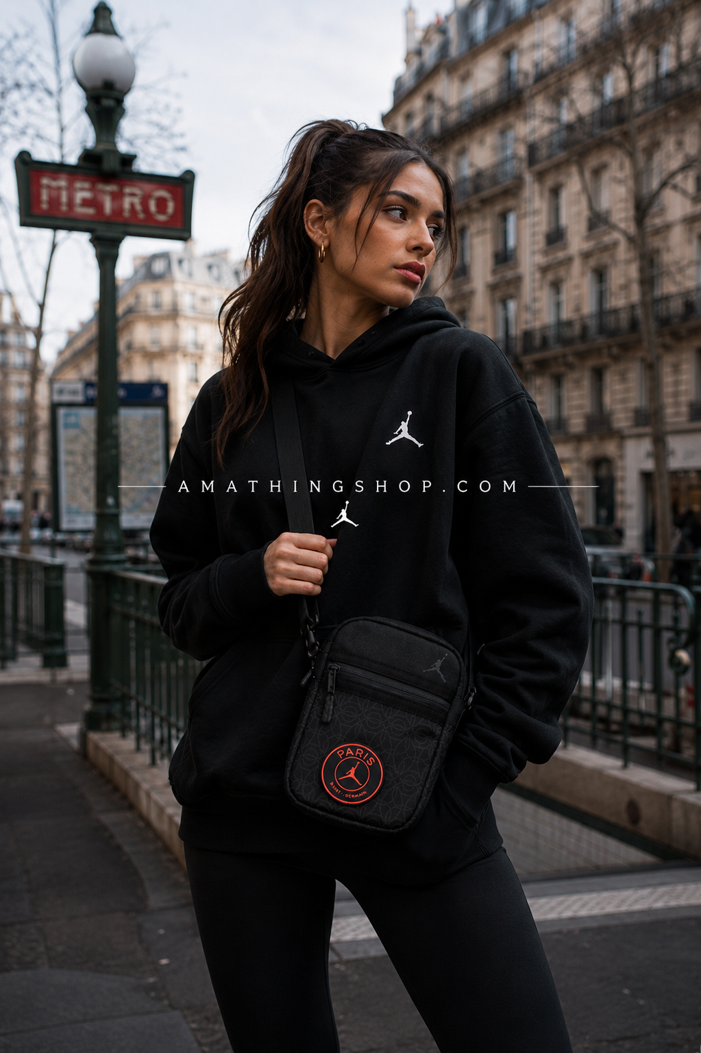 Mujer usando bandolera Jordan PSG negra estilo streetwear urbano en ciudad europea inspirada en París.