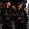 Chico y chica usando bandolera Jordan PSG negra estilo urbano streetwear en ciudad europea inspirada en París.