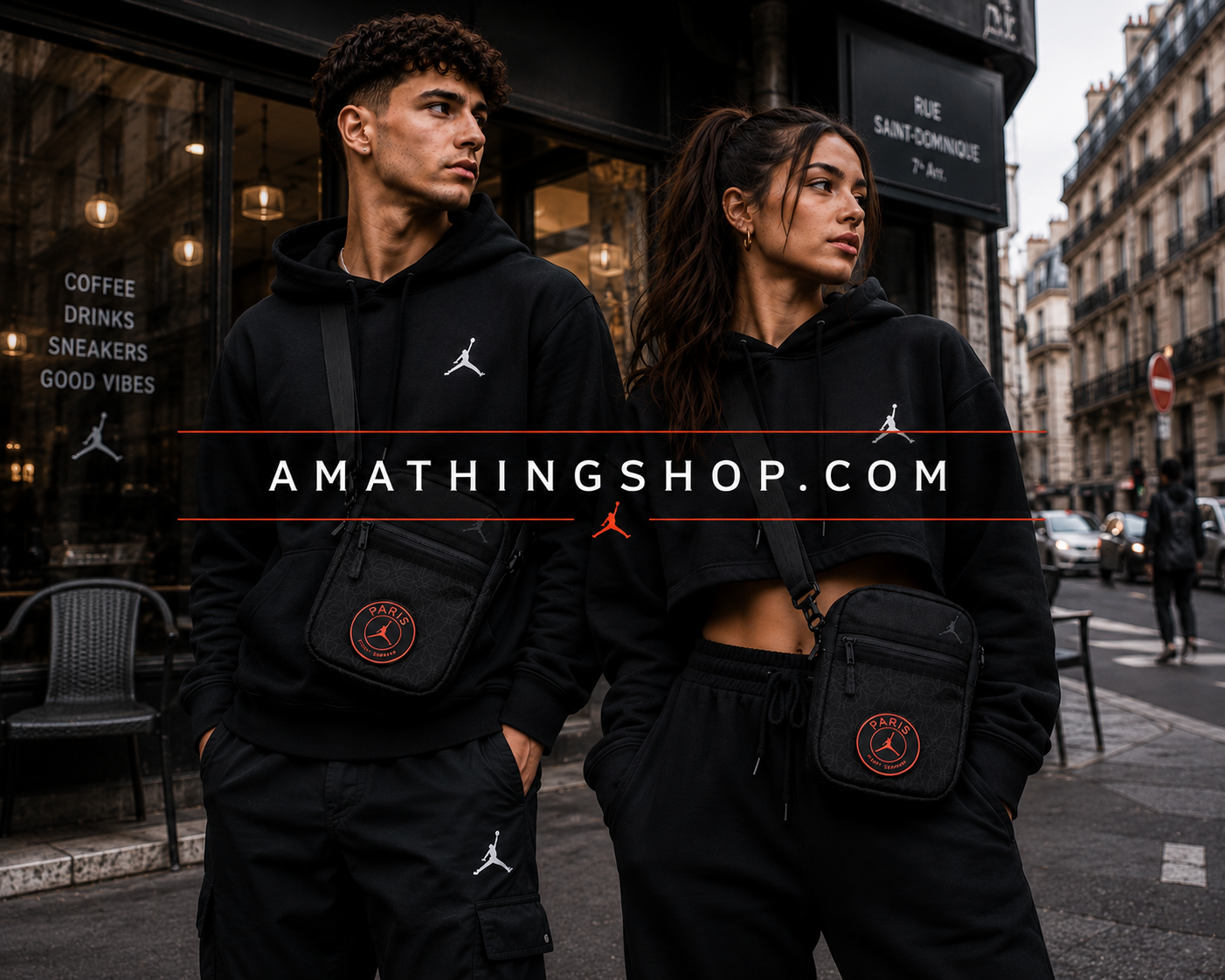 Chico y chica usando bandolera Jordan PSG negra estilo urbano streetwear en ciudad europea inspirada en París.