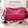 Bolso Desigual fucsia Half Logo Habana 23WAXP04 mostrado sobre una mesa de trabajo con móvil, café, gafas, llaves y agenda, destacando su uso como bolso bandolera para oficina, día a día, viajes y regalo para mujer.