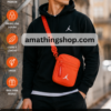 Bolso Jordan Airborne naranja hombre lifestyle streetwear Hombre joven usando bolso Jordan Airborne naranja estilo bandolera en ambiente urbano streetwear. Imagen lifestyle optimizada para Google Imágenes, Pinterest y ecommerce de moda urbana.