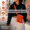 Bolso Jordan Airborne naranja mujer lifestyle streetwear urbano Mujer joven usando bolso Jordan Airborne naranja estilo bandolera en calle urbana moderna. Imagen lifestyle streetwear optimizada para Google Imágenes, Pinterest y ecommerce de moda urbana.