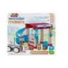 fisher-price-wonder-makers-2 Niño jugando con el set de construcción de madera Wonder Makers con piezas, vehículo y oficina de correos