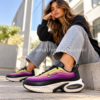 Mujer con Nike Air Max Portal talla 42 HF3053-009 morado y negro en look urbano