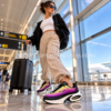 Mujer viajando con Nike Air Max Portal talla 42 HF3053-009 morado y negro en aeropuerto