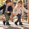 Niño y niña jugando con zapatillas adidas Hoops Mid 2.0 K negras