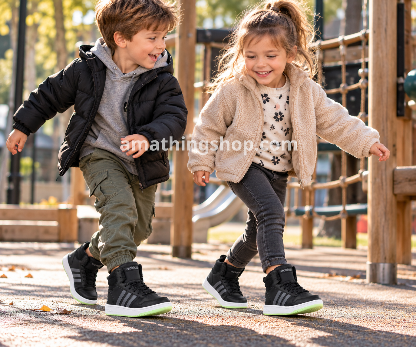 Niño y niña jugando con zapatillas adidas Hoops Mid 2.0 K negras