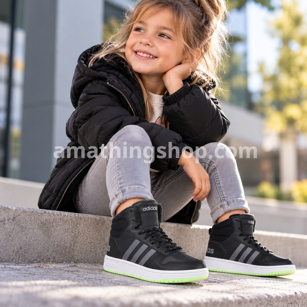 Niña con zapatillas adidas Hoops Mid 2.0 K negras talla 28