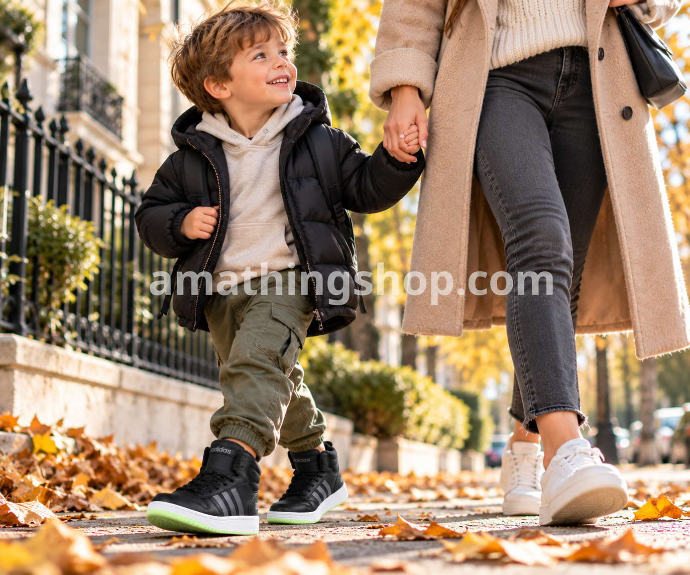 Niño con zapatillas adidas Hoops Mid 2.0 K EE6704 negras en otoño