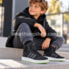 Niño con zapatillas adidas Hoops Mid 2.0 K negras talla 28