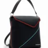 Mochila Desigual Mini Líneas en color negro con diseño de líneas en contraste. Vista lateral mostrando las asas multiposición y su tamaño compacto. Detalle del bolso ideal para uso diario y como regalo de Navidad.