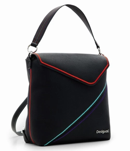 Mochila Desigual Mini Líneas en color negro con diseño de líneas en contraste. Vista lateral mostrando las asas multiposición y su tamaño compacto. Detalle del bolso ideal para uso diario y como regalo de Navidad.
