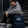 Mochila Vans azul marino utilizada en entorno urbano streetwear con estilo casual moderno para universidad y ciudad