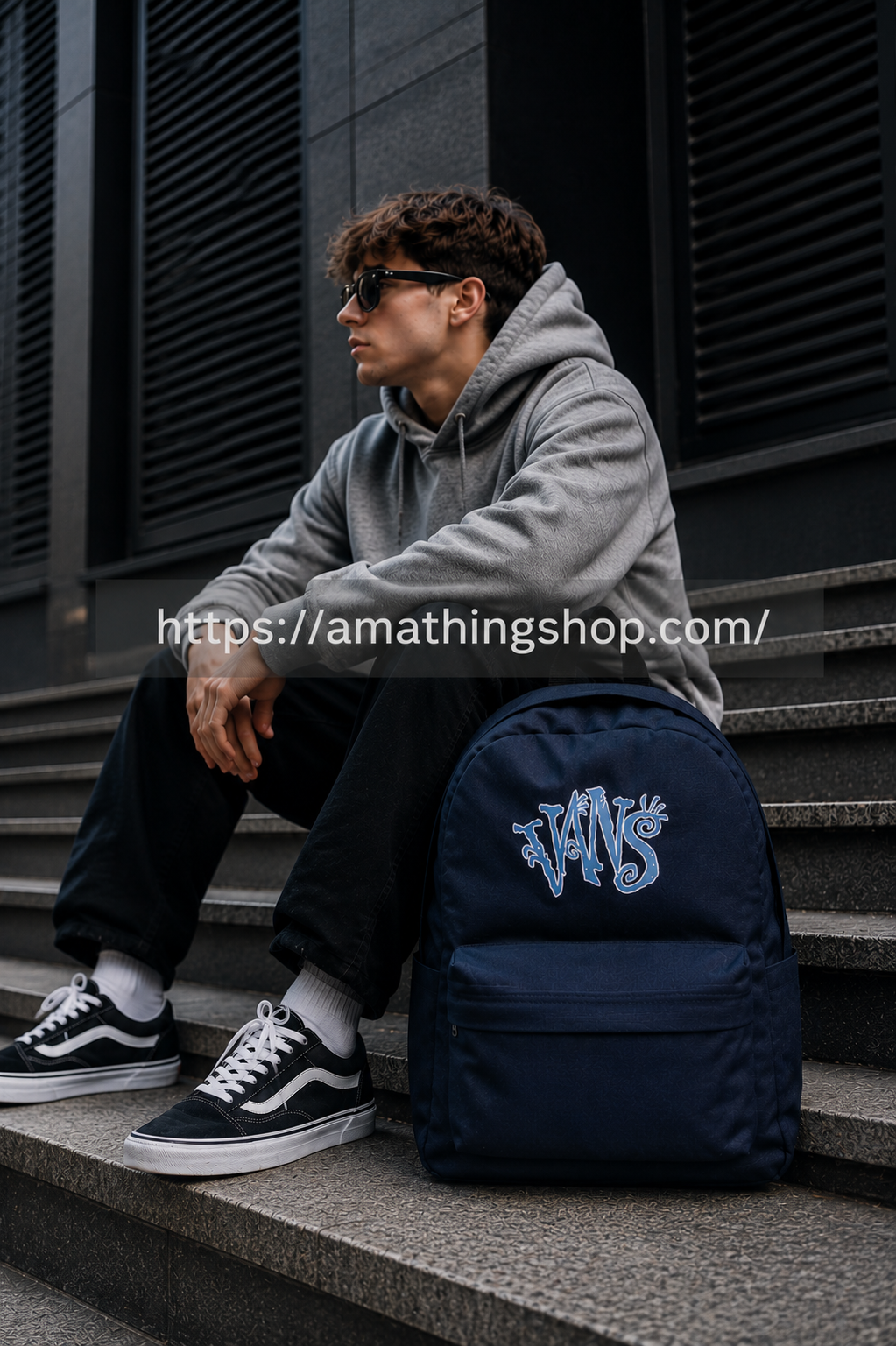 Mochila Vans azul marino utilizada en entorno urbano streetwear con estilo casual moderno para universidad y ciudad