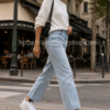 Mujer caminando por ciudad con Adidas Stan Smith Millencon blancas plataforma HQ6041