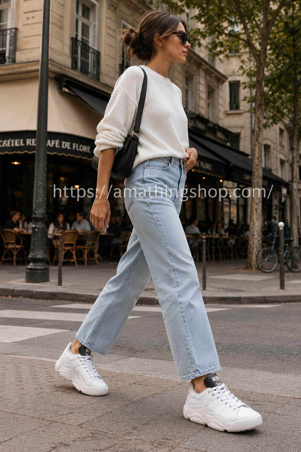 Mujer caminando por ciudad con Adidas Stan Smith Millencon blancas plataforma HQ6041