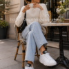 Mujer sentada en una terraza con Adidas Stan Smith Millencon blancas plataforma HQ6041