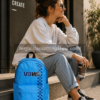 Mochila Vans azul unisex estilo streetwear utilizada en ciudad moderna para universidad, cafetería y uso diario