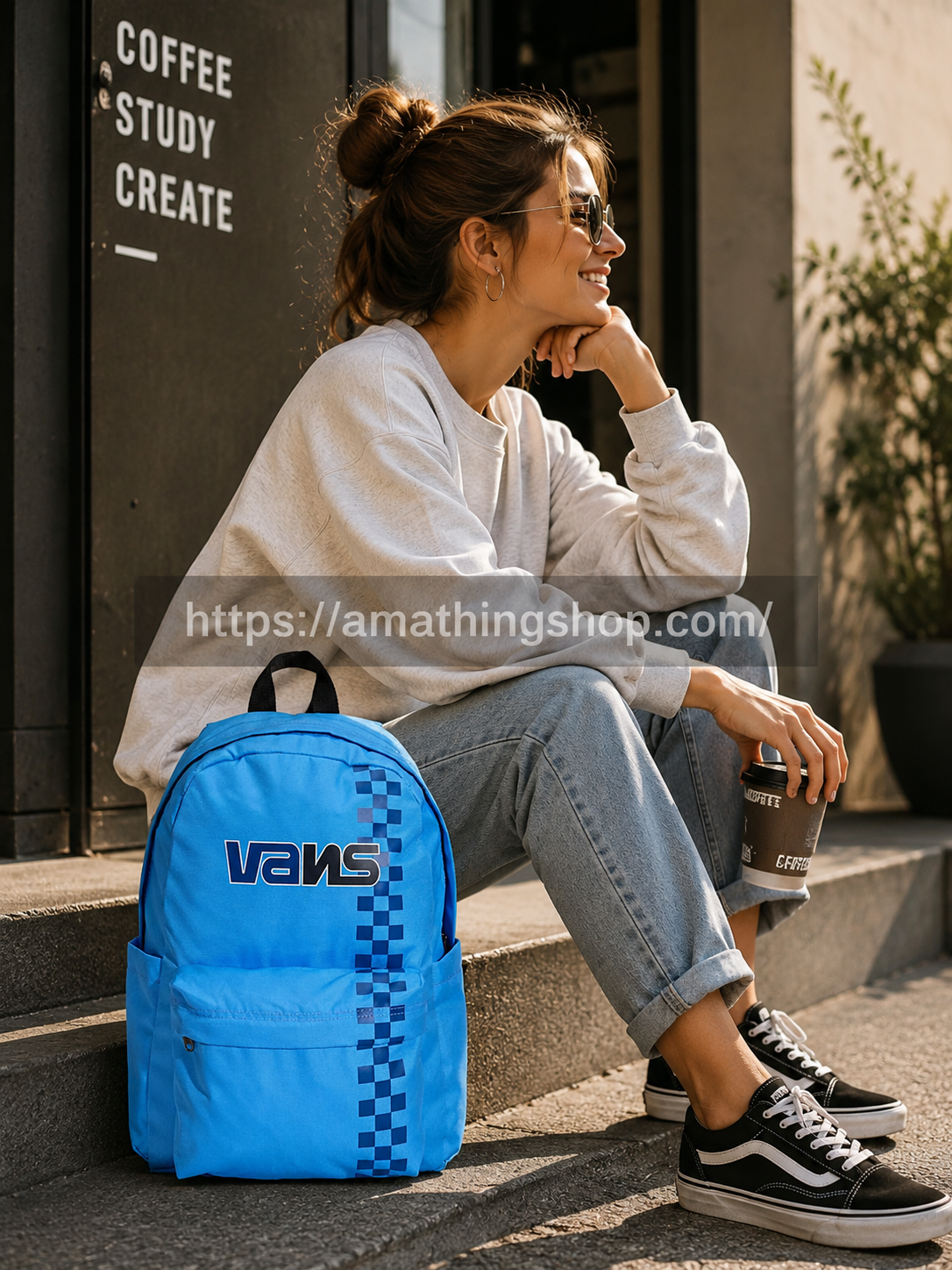 Mochila Vans azul unisex estilo streetwear utilizada en ciudad moderna para universidad, cafetería y uso diario