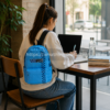 Mochila Vans azul unisex utilizada en cafetería y universidad con estilo urbano cómodo para clases y uso diario