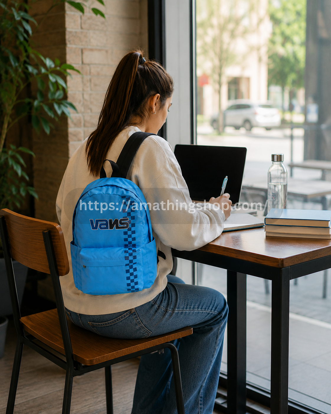 Mochila Vans azul unisex utilizada en cafetería y universidad con estilo urbano cómodo para clases y uso diario