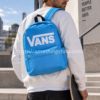 Hombre con mochila Vans Old Skool Drop V Tranquil Blue azul 22L estilo streetwear
