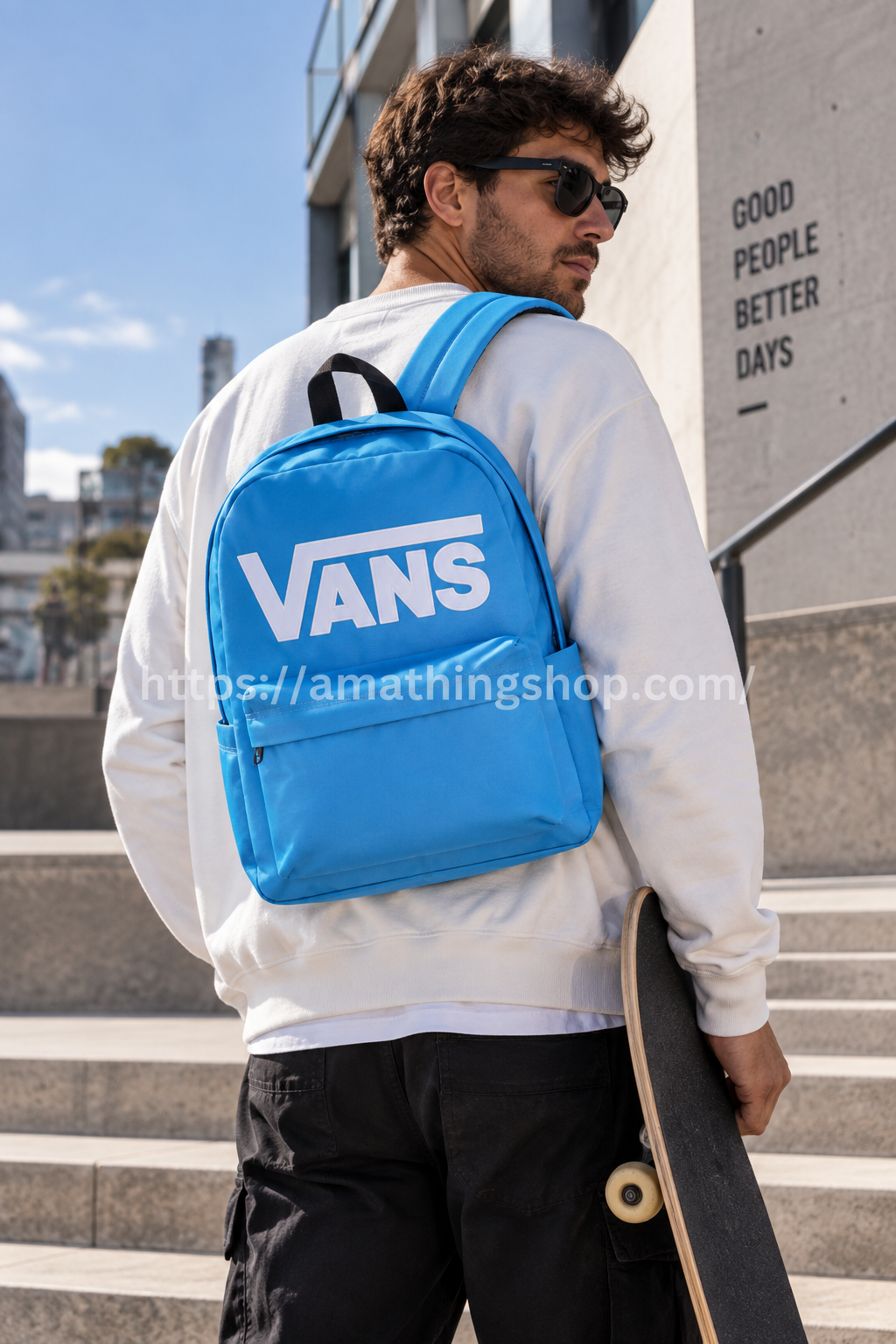 Hombre con mochila Vans Old Skool Drop V Tranquil Blue azul 22L estilo streetwear