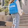 Mujer con mochila Vans Old Skool Drop V Tranquil Blue azul 22L en estilo urbano