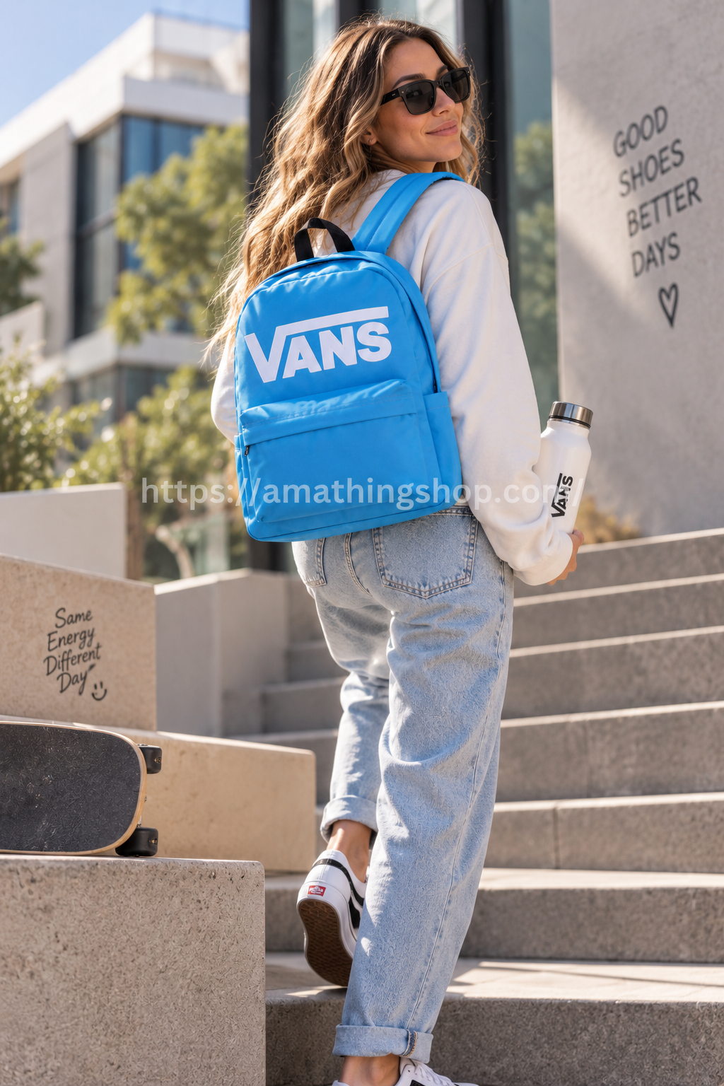 Mujer con mochila Vans Old Skool Drop V Tranquil Blue azul 22L en estilo urbano