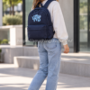 Mujer con mochila Vans Old Skool Parisian Night azul marino 22L de estilo urbano