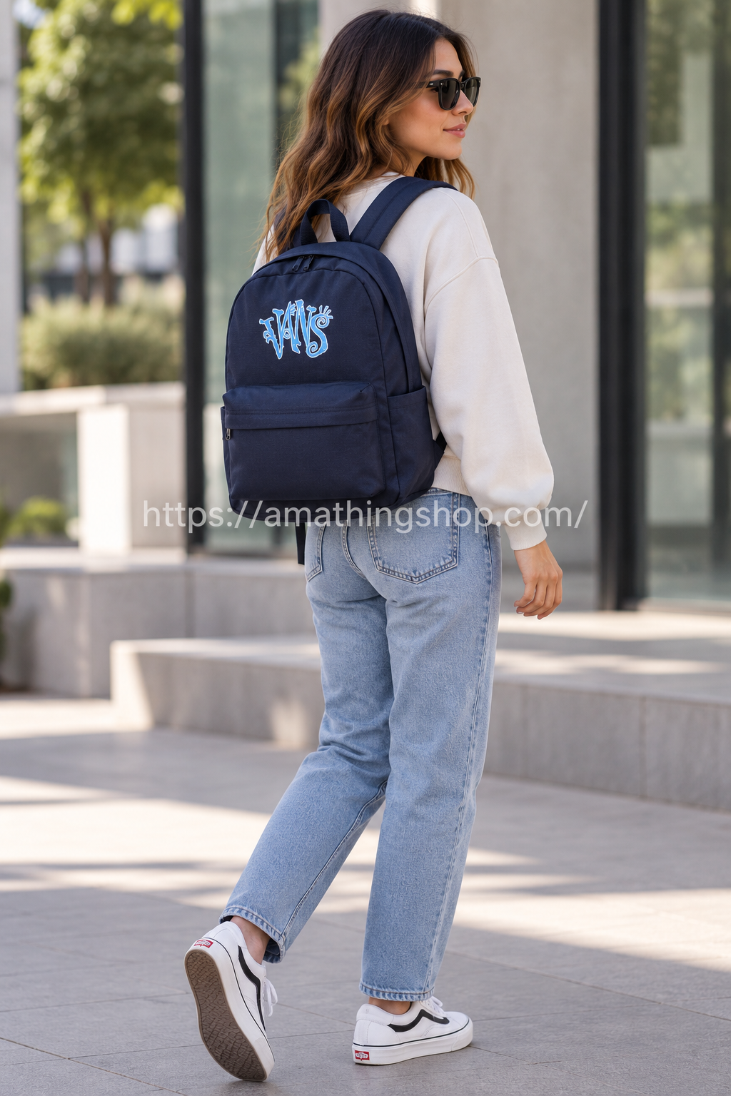 Mujer con mochila Vans Old Skool Parisian Night azul marino 22L de estilo urbano