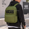 Hombre con mochila Vans Old Skool Drop V verde 22L en estilo urbano streetwear