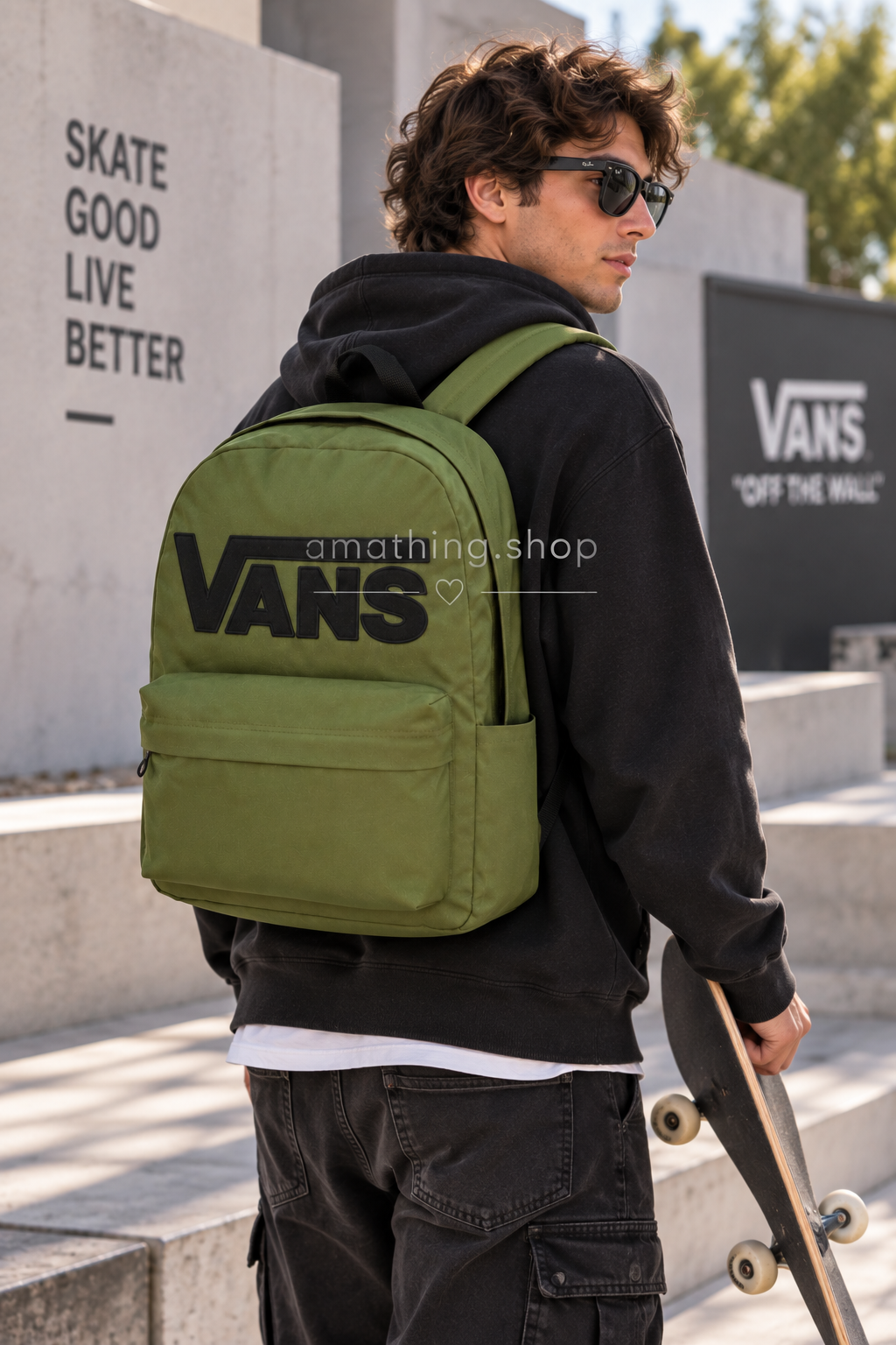 Hombre con mochila Vans Old Skool Drop V verde 22L en estilo urbano streetwear