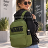 Mujer con mochila Vans Old Skool Drop V verde 22L en estilo urbano