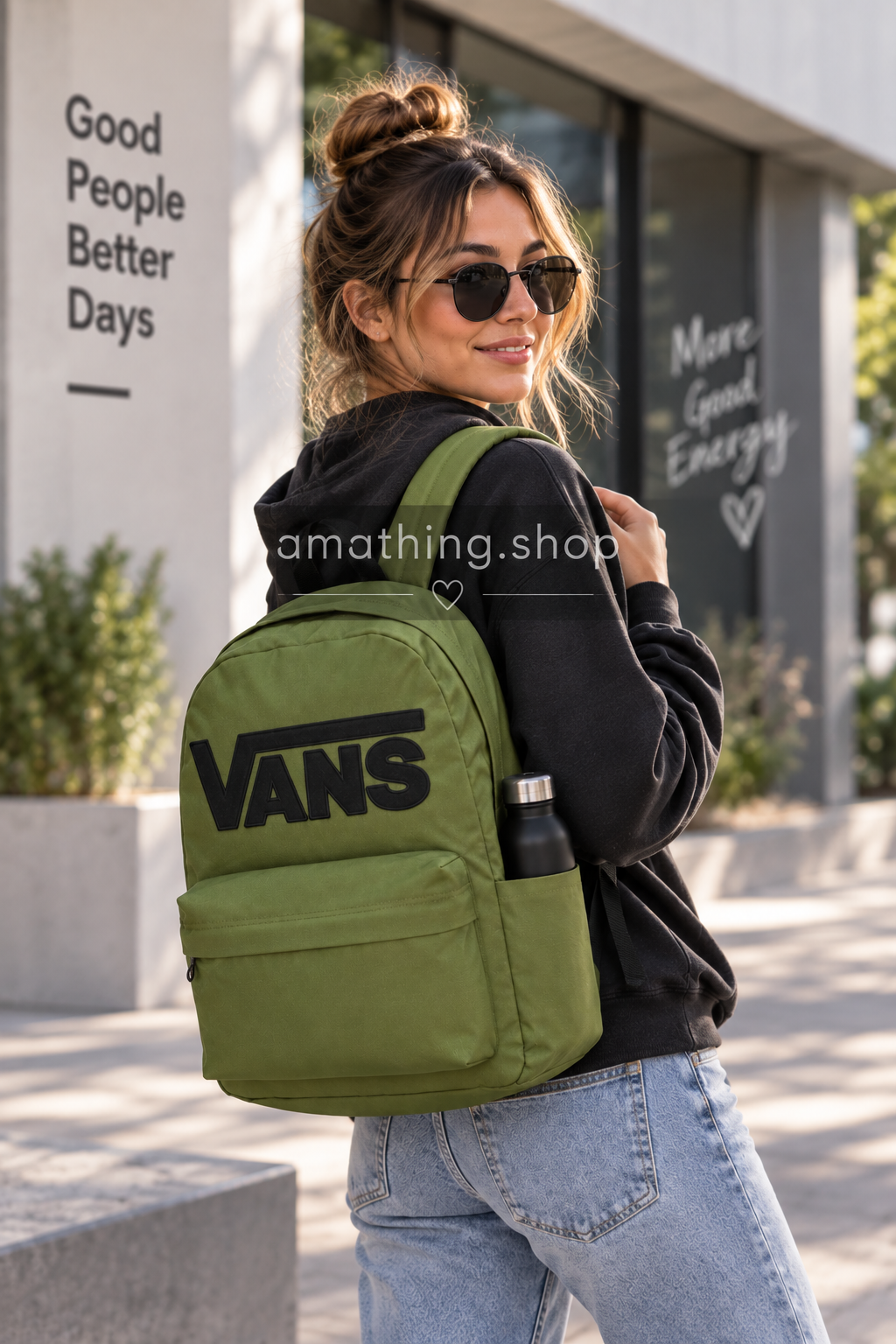 Mujer con mochila Vans Old Skool Drop V verde 22L en estilo urbano