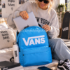 Mujer guardando portátil en mochila Vans Old Skool Drop V Tranquil Blue 22L