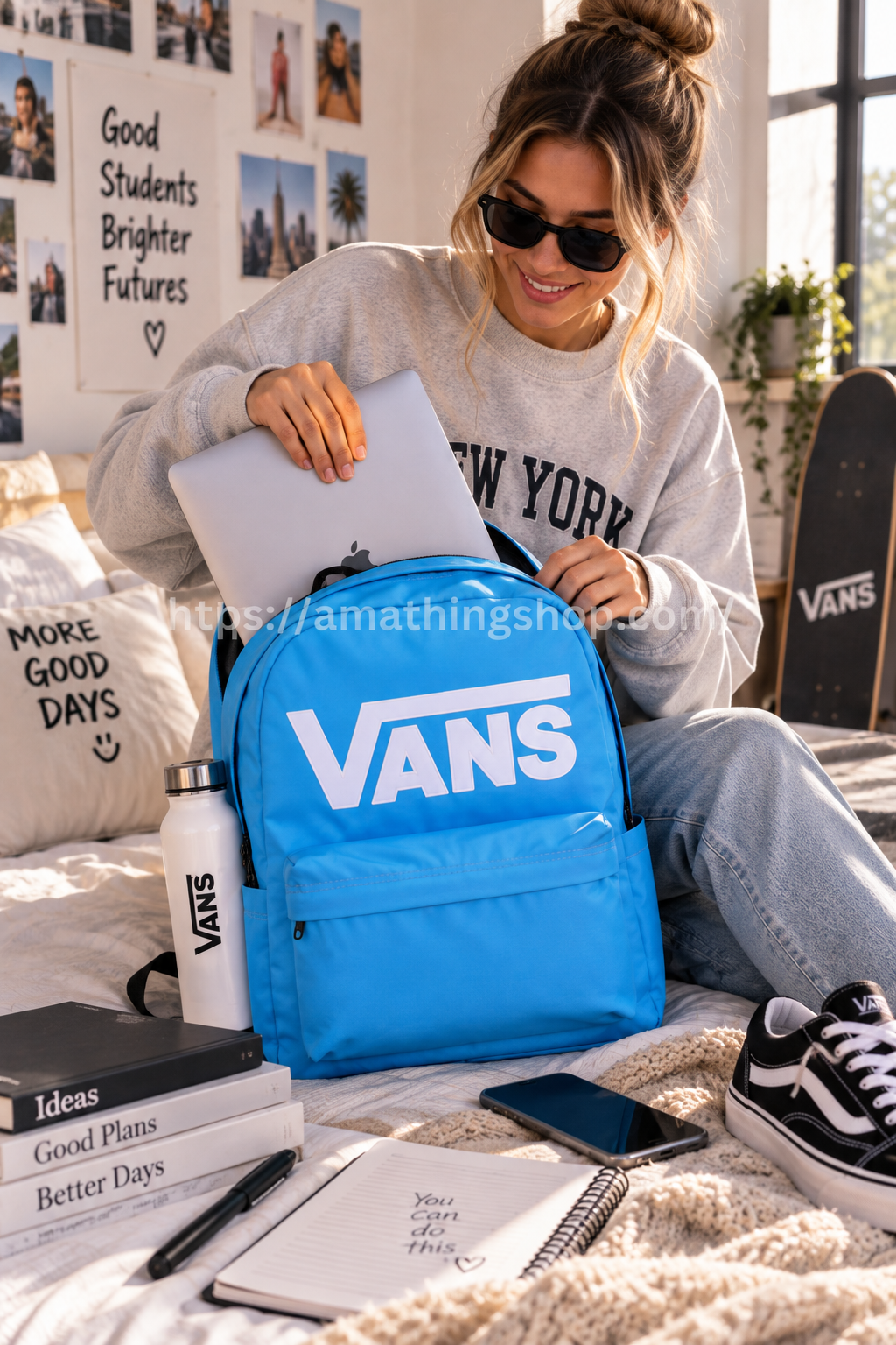 Mujer guardando portátil en mochila Vans Old Skool Drop V Tranquil Blue 22L
