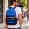 Hombre usando mochila Vans Skatepack azul y negra para uso diario, universidad, trabajo y ciudad
