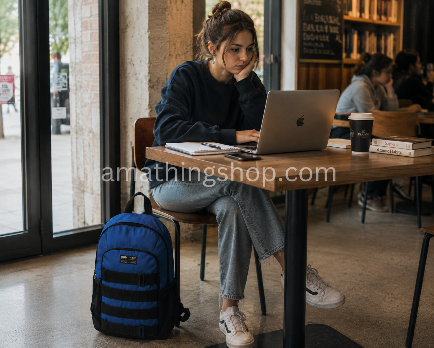 Mujer joven con mochila Vans Skatepack azul para universidad, portátil y uso diario