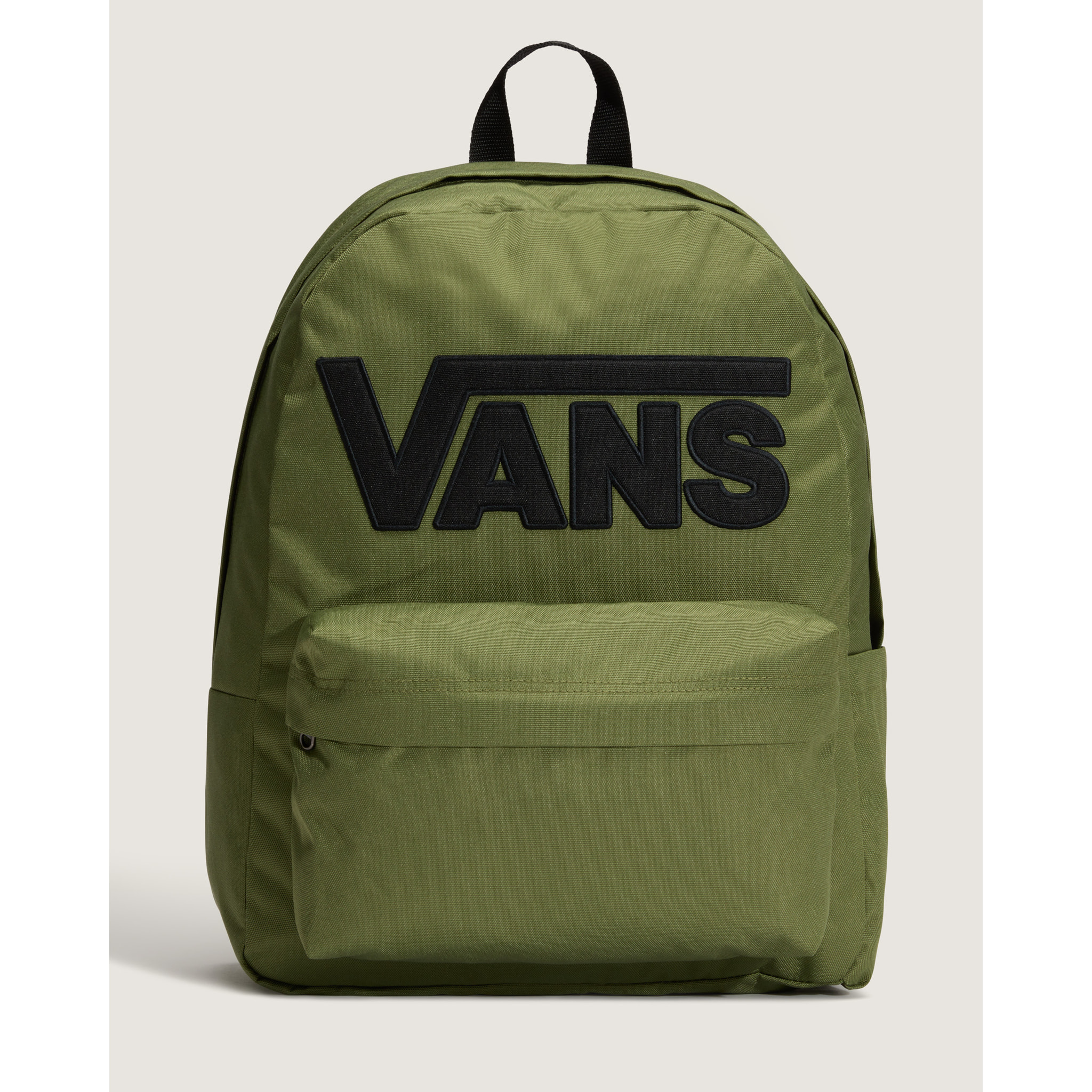 Mochila Vans Old Skool Drop V de 22 litros en color verde militar oliva con el logotipo de Vans bordado en negro en el frente, sobre fondo neutro claro.