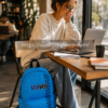 Mochila portátil Vans azul utilizada en cafetería moderna con portátil y estilo urbano cómodo para universidad y trabajo