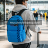 Mochila viaje Vans azul utilizada en aeropuerto moderno con estilo urbano cómodo para escapadas y ciudad